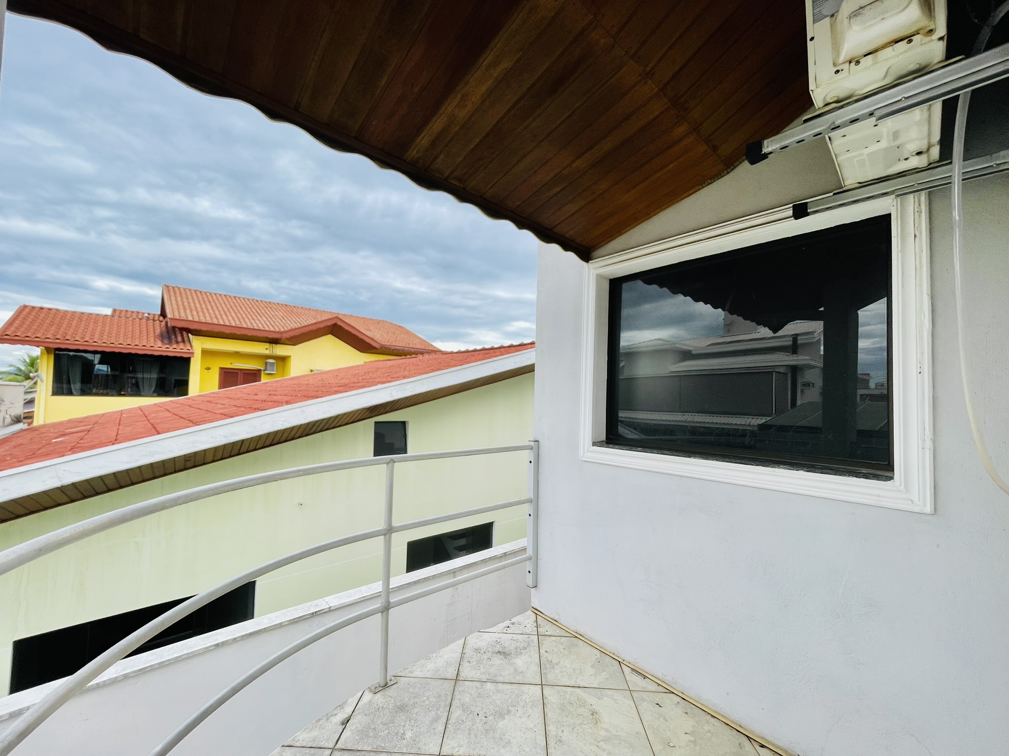 Casa à venda com 4 dormitórios no Condomínio Jardim das Hortênsias em Taubaté/SP.