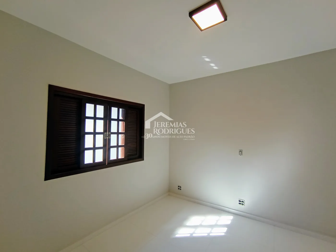 Casa à venda com 3 dormitórios no Condomínio Campos do Conde I em Tremembé/SP.