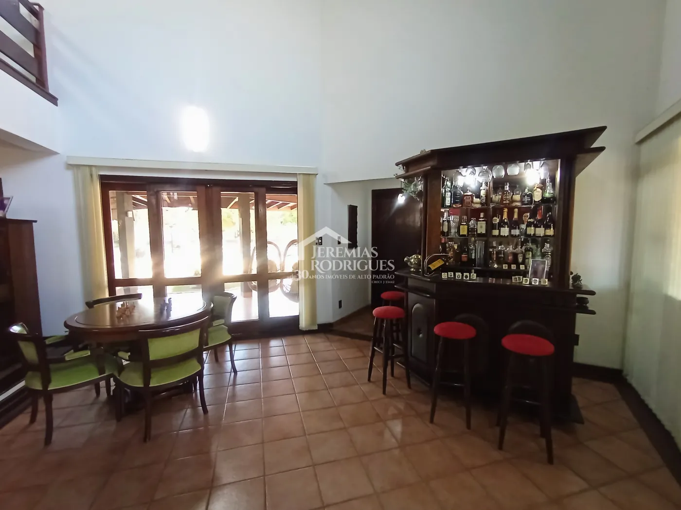 Casa à venda com 4 dormitórios no Condomínio Village Paineiras em Pindamonhangaba/SP.