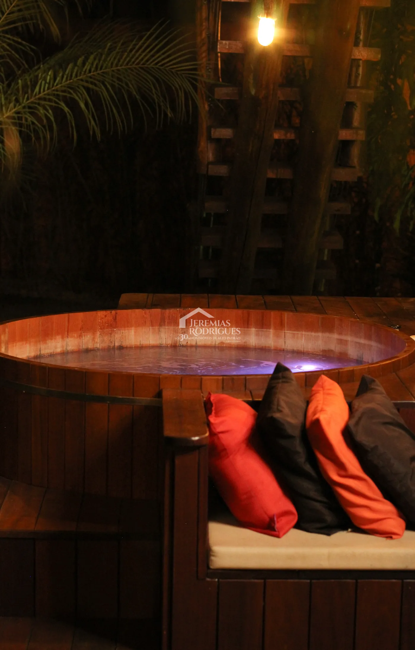 Casa para venda e locação com 5 dormitórios no Condomínio Taubaté Village em Taubaté/SP.