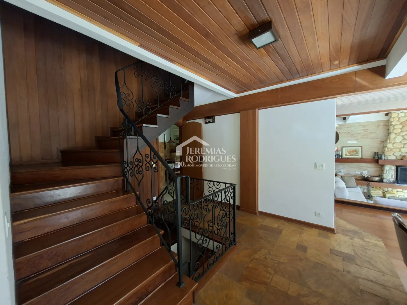 Casa à venda com 4 dormitórios no Condomínio Jardim Véu da Noiva em Campos do Jordão/SP.