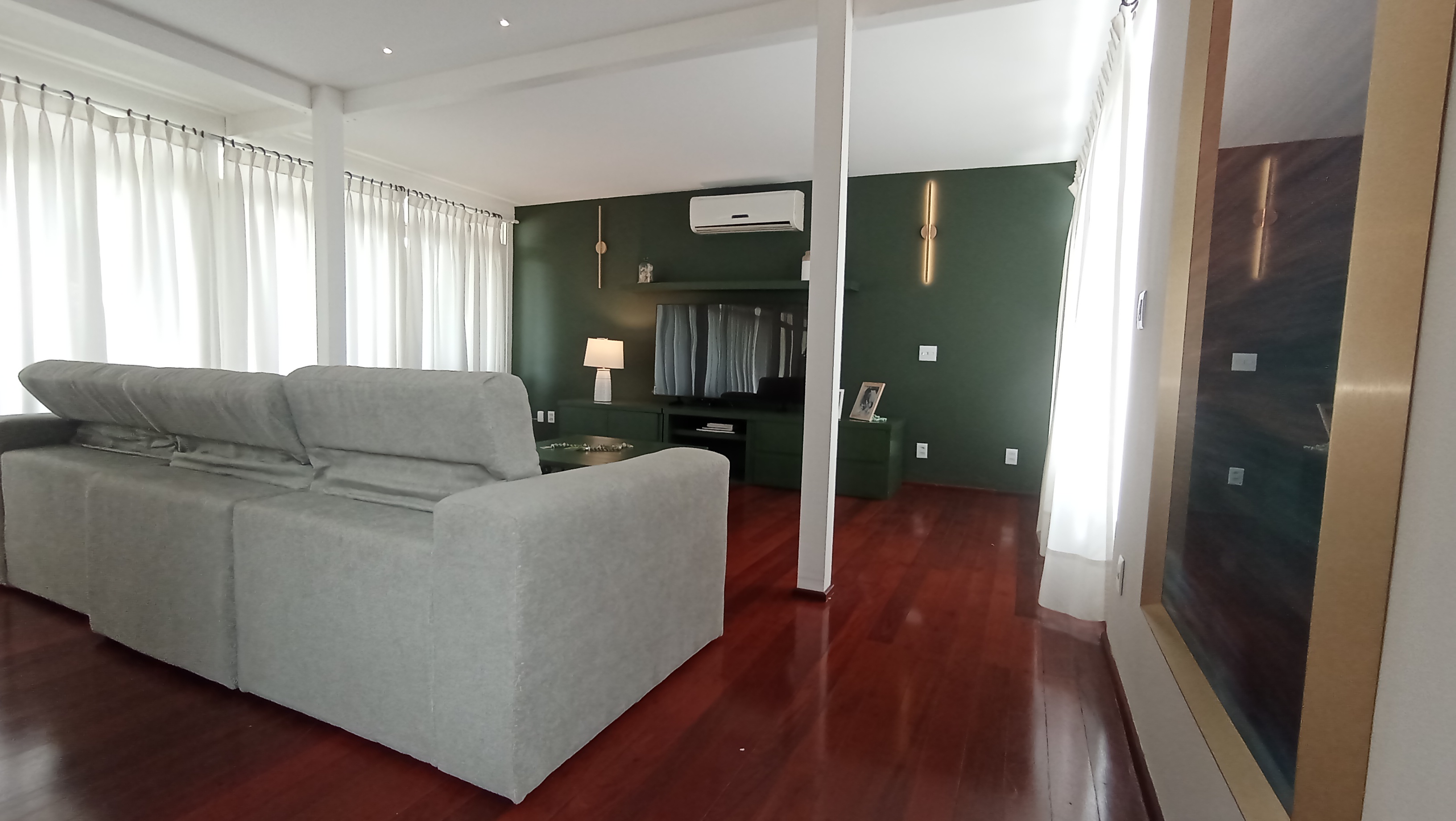 Casa à venda com 3 dormitórios no Condomínio Portal do Sol em Tremembé/SP.