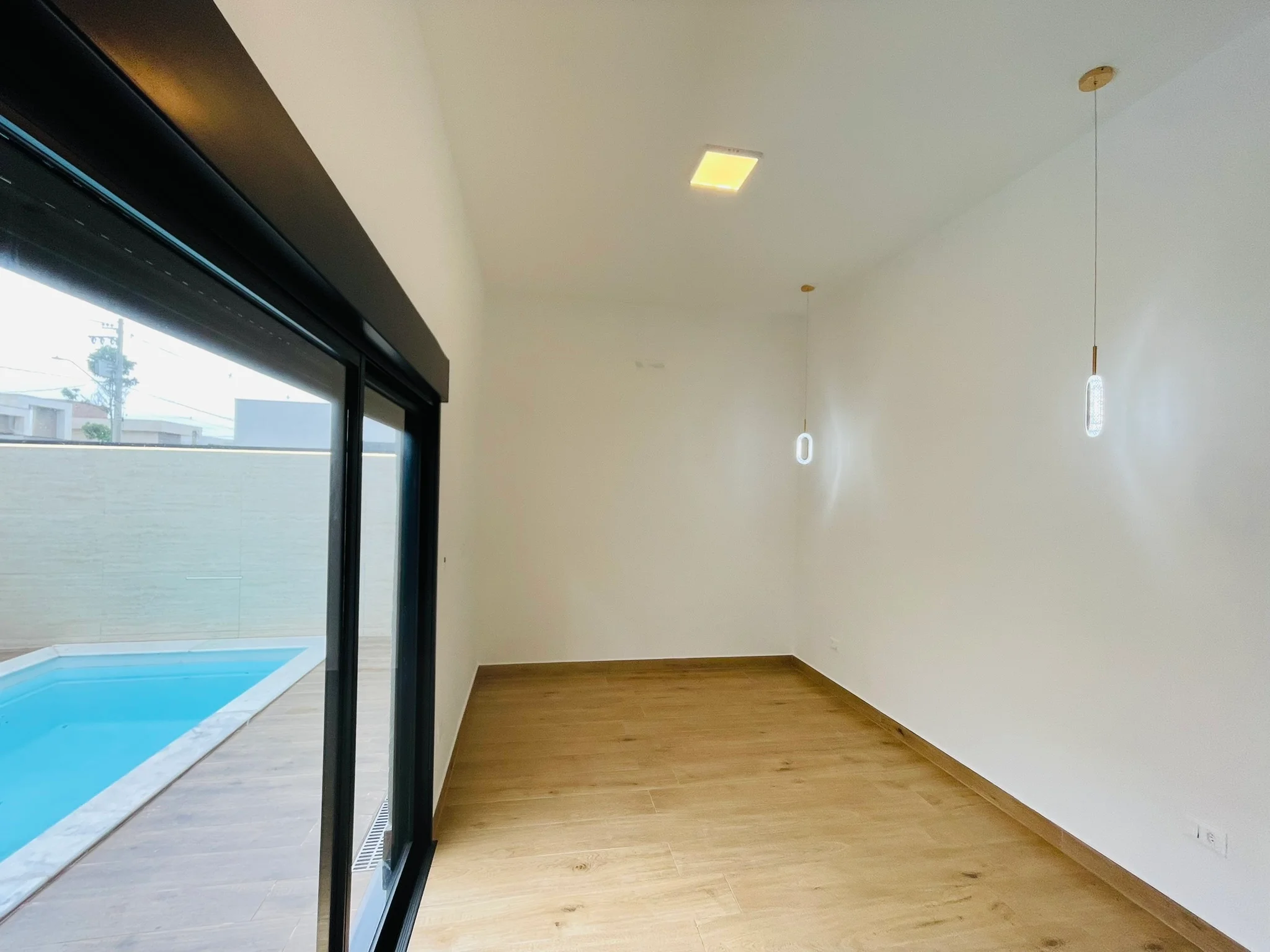 Casa à venda com 4 dormitórios no Condomínio Ouro Ville em Taubaté/SP.