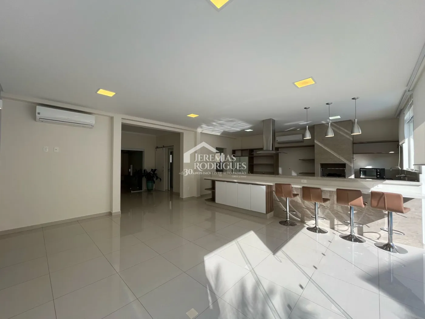 Casa à venda com 4 suítes no Condomínio Taubaté Village em Taubaté/SP.