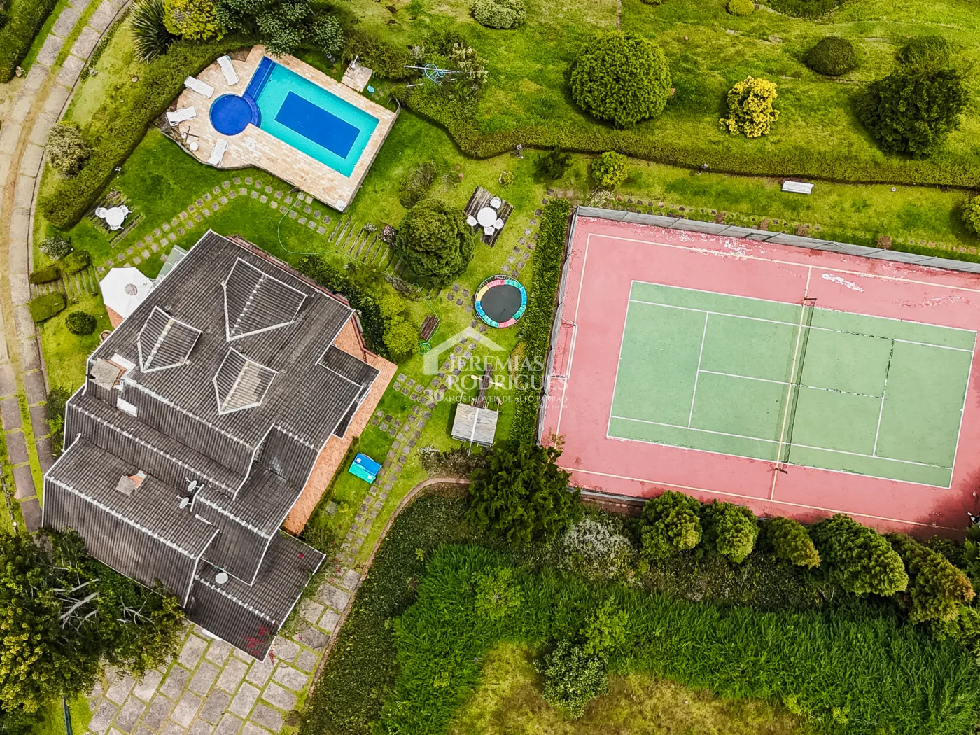 Casa à venda com 5 dormitórios no Condomínio Residencial Gran Ville em Campos do Jordão/SP.