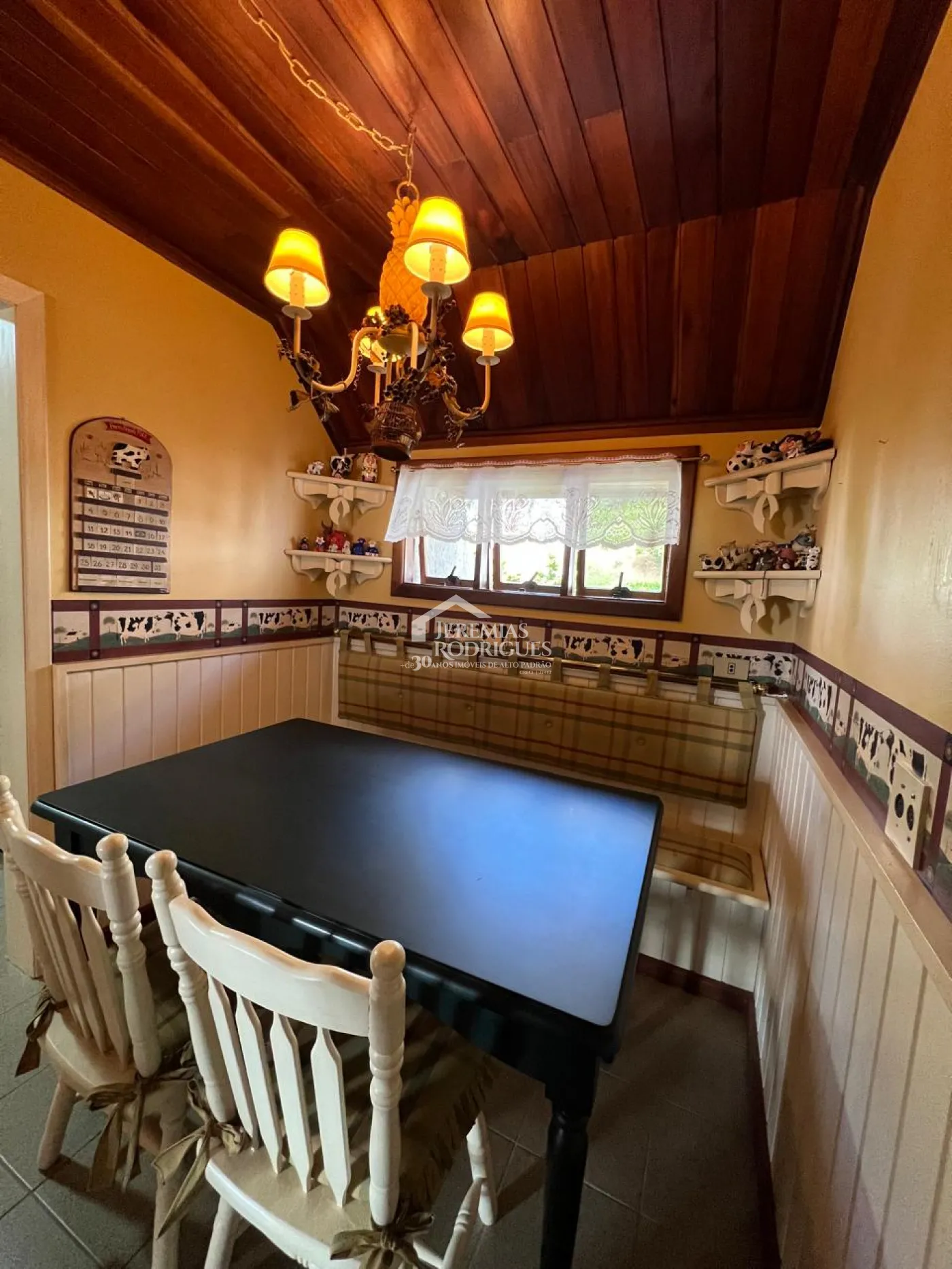 Apartamento à venda com 4 dormitórios, 324m² no Condomínio Le Bourg Saint Maurice em Campos do Jordão/SP.