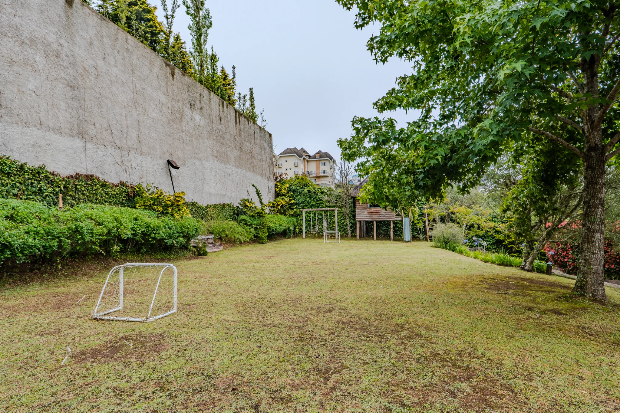 Casa à venda com 7 suítes no Condomínio Vila Simonsen em Campos do Jordão/SP. 