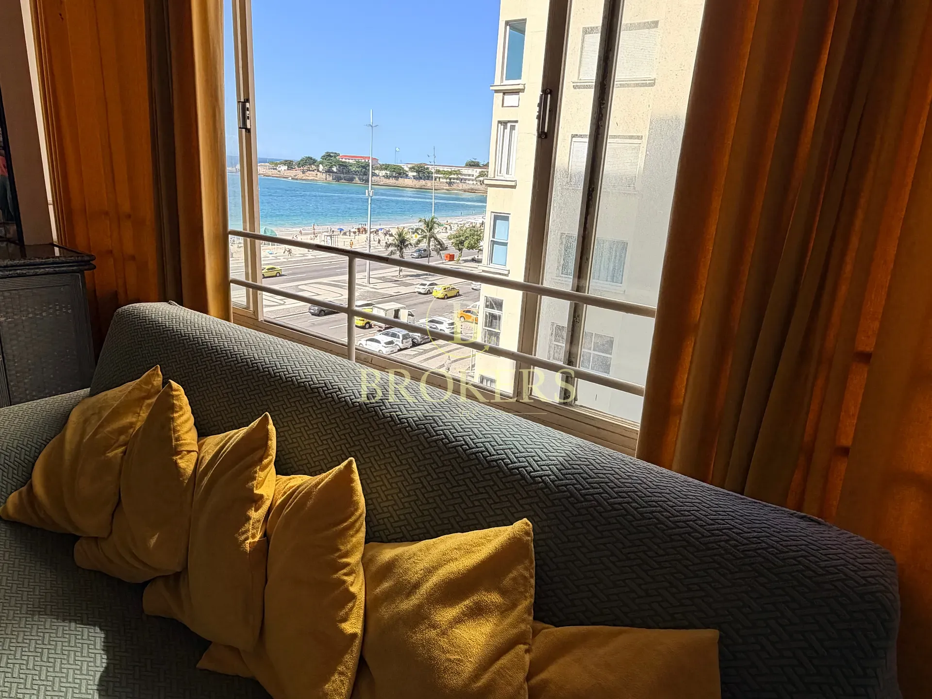 Apartamento de 1 suite à venda com vista mar exclusiva a 50m da areia em Copacabana com potencial i