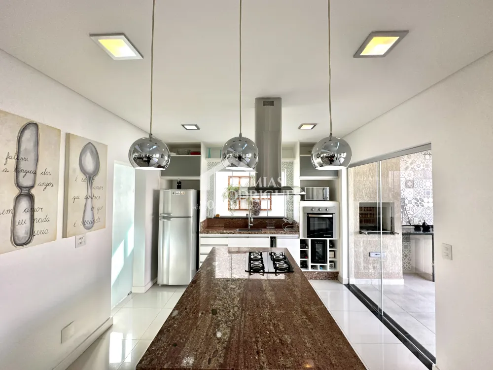 Casa mobiliada para locação no Condomínio Campos do Conde I em Tremembé/SP. 