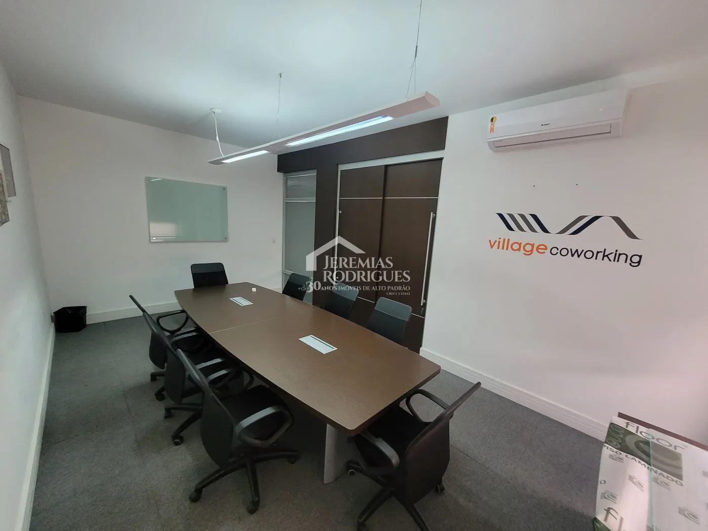Três salas comerciais com 300 m² no Edifício Village Coworking em Pindamonhangaba/SP.