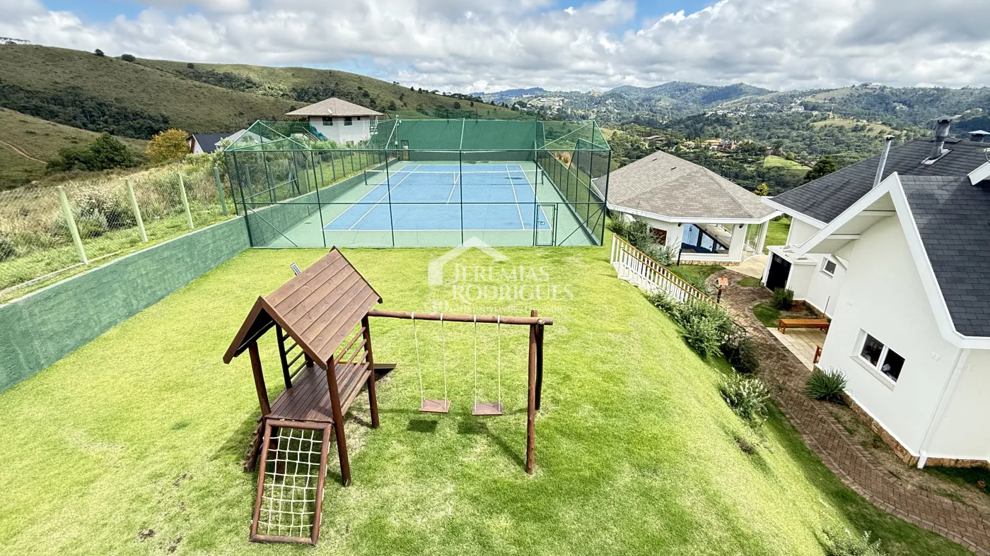Casa à venda com 4 suítes no Condomínio Jardim Monte Belo em Campos do Jordão/SP.