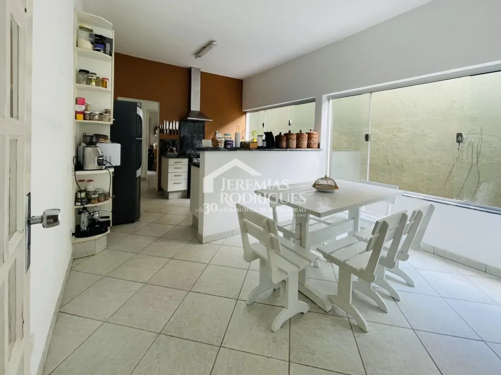 Casa à venda com 3 dormitórios no bairro Jardim das Nações em Taubaté/SP. 