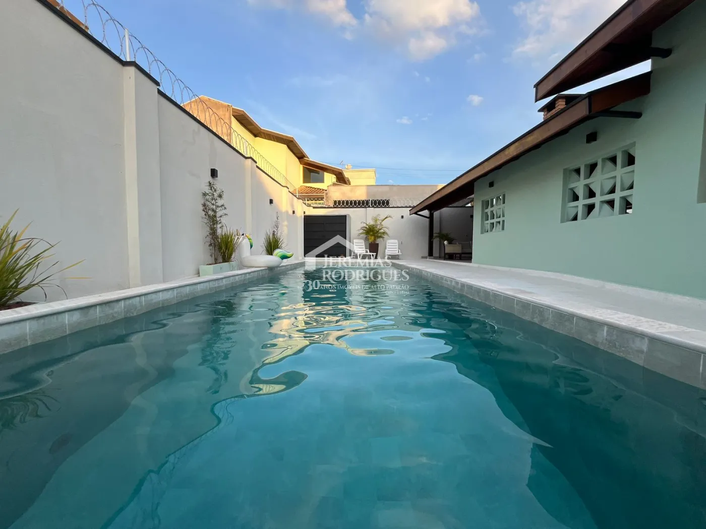 Casa à venda com 2 suítes no bairro Quiririm em Taubaté/SP.