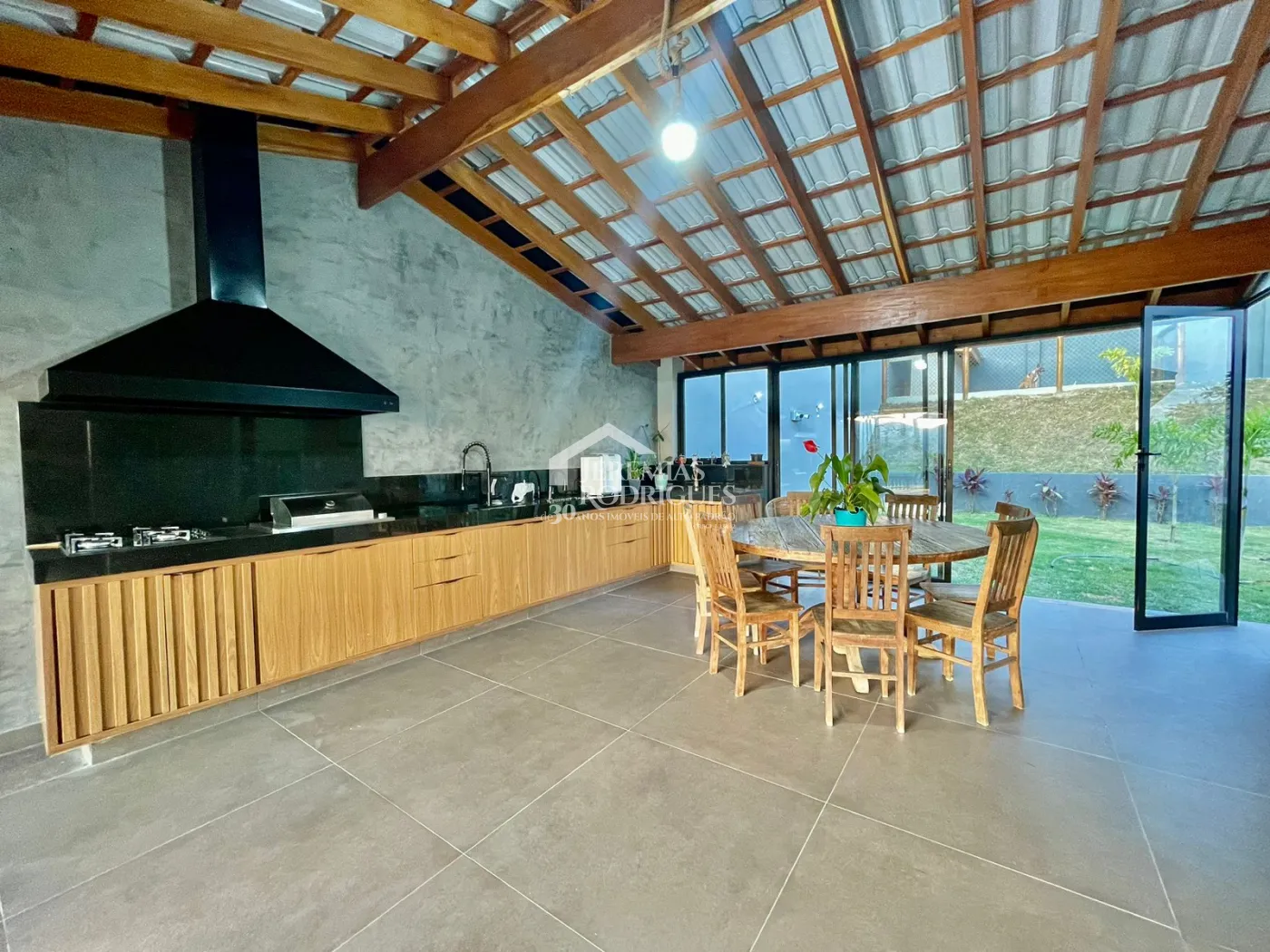 Casa à venda com 3 dormitórios no Condomínio Village da Serra em Tremembé/SP.