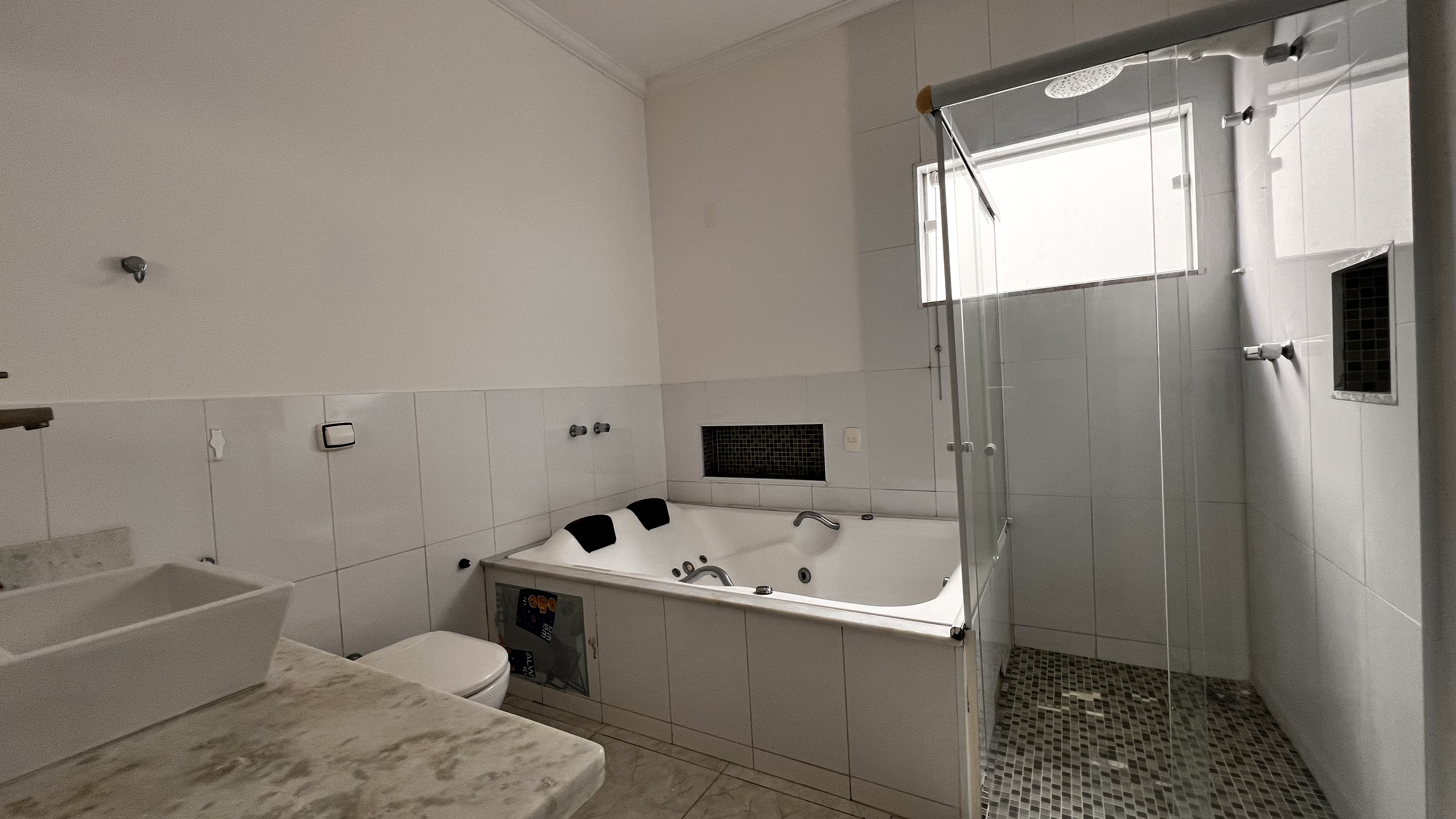 Casa à venda com 4 suítes no Condomínio Campos do Conde II em Tremembé/SP.