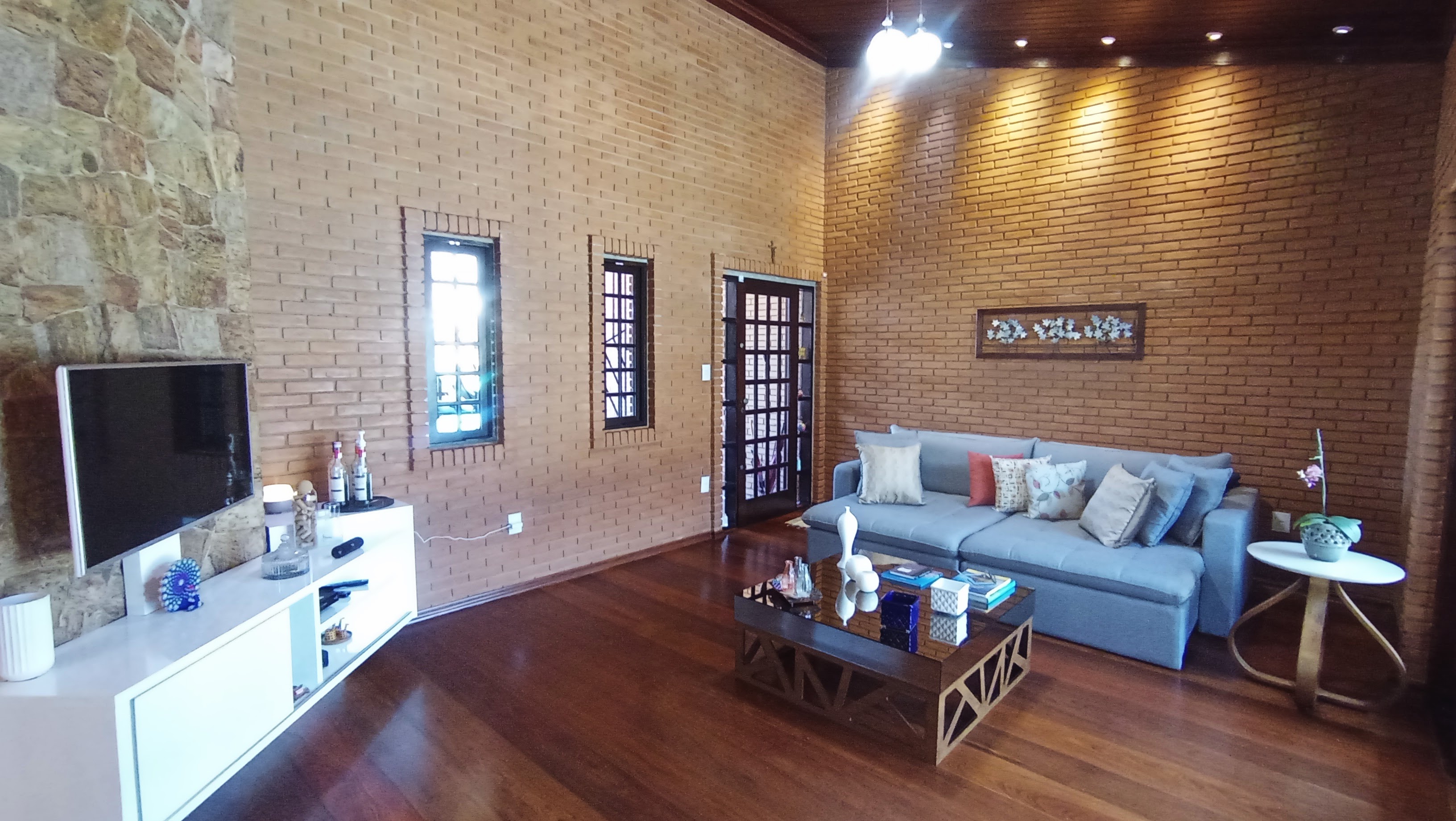 Casa à venda com 3 dormitórios no bairro Jardim do Sol em Taubaté/SP.