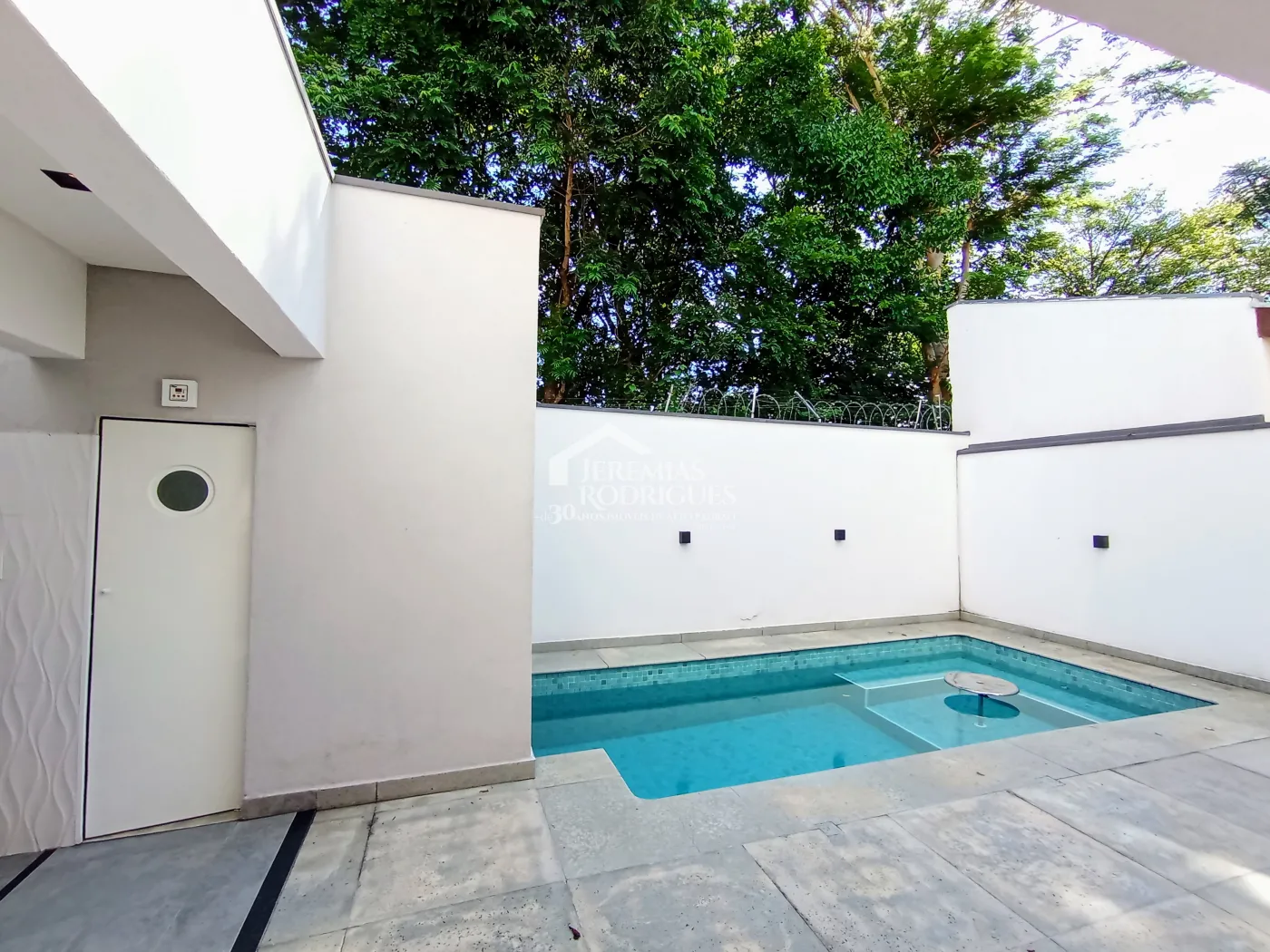 Casa à venda com 3 dormitórios no Condomínio Campos do Conde I em Tremembé/SP.