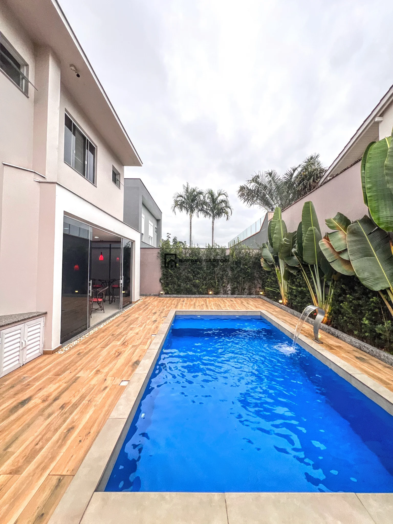 CASA COM 04 SUITES NO AMIZADE