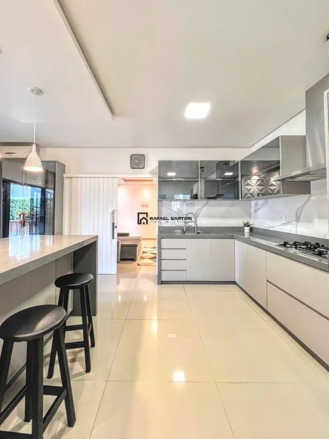 CASA COM 05 QUARTOS BAIRRO AMIZADE