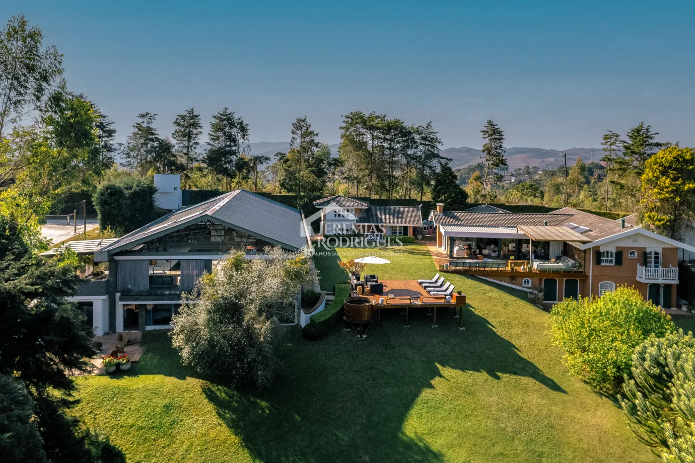 Casa na montanha para venda com 8 suítes no bairro Jardim Belvedere em Campos do Jordão/SP