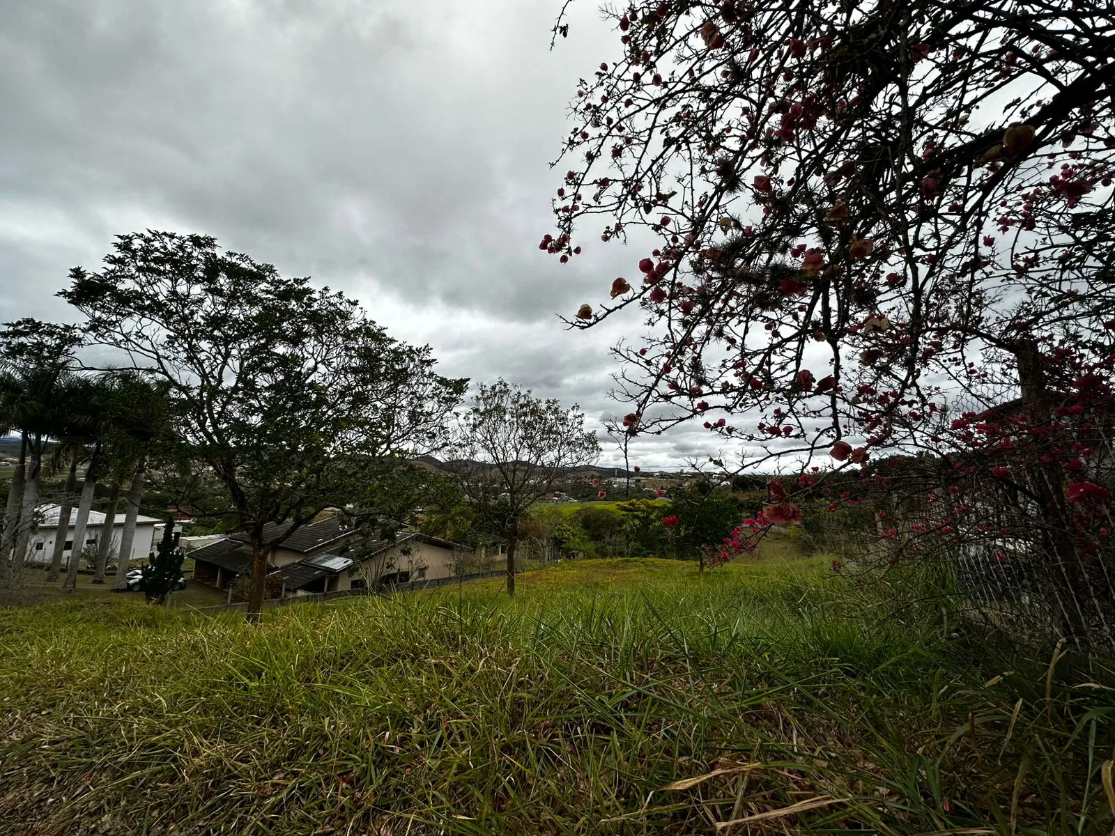 Terreno à venda com 3.229,41 m² no Condomínio Chácaras Cataguá em Taubaté/SP