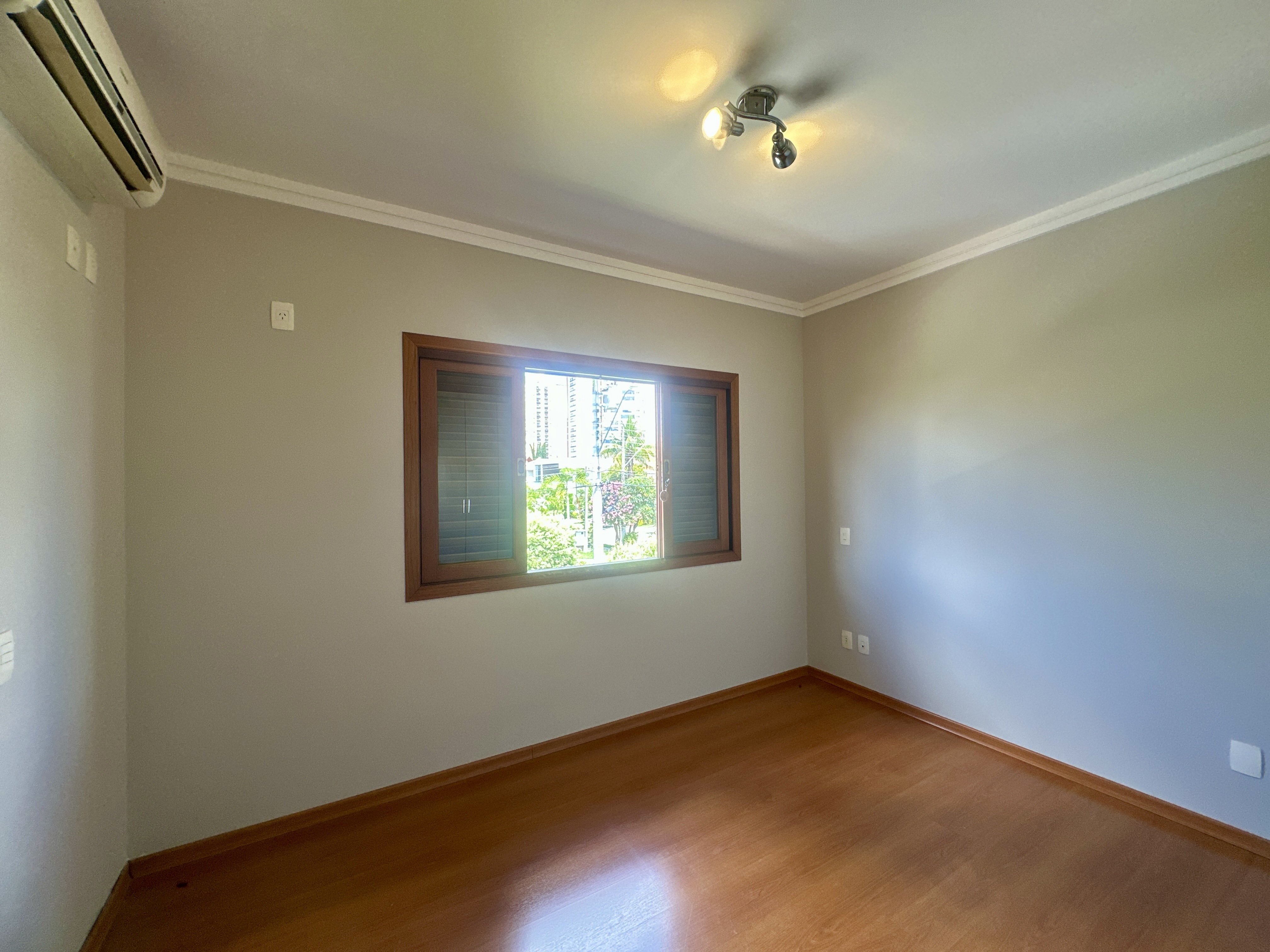 Casa para locação com 3 suítes no Condomínio Taubaté Village em Taubaté/SP. 