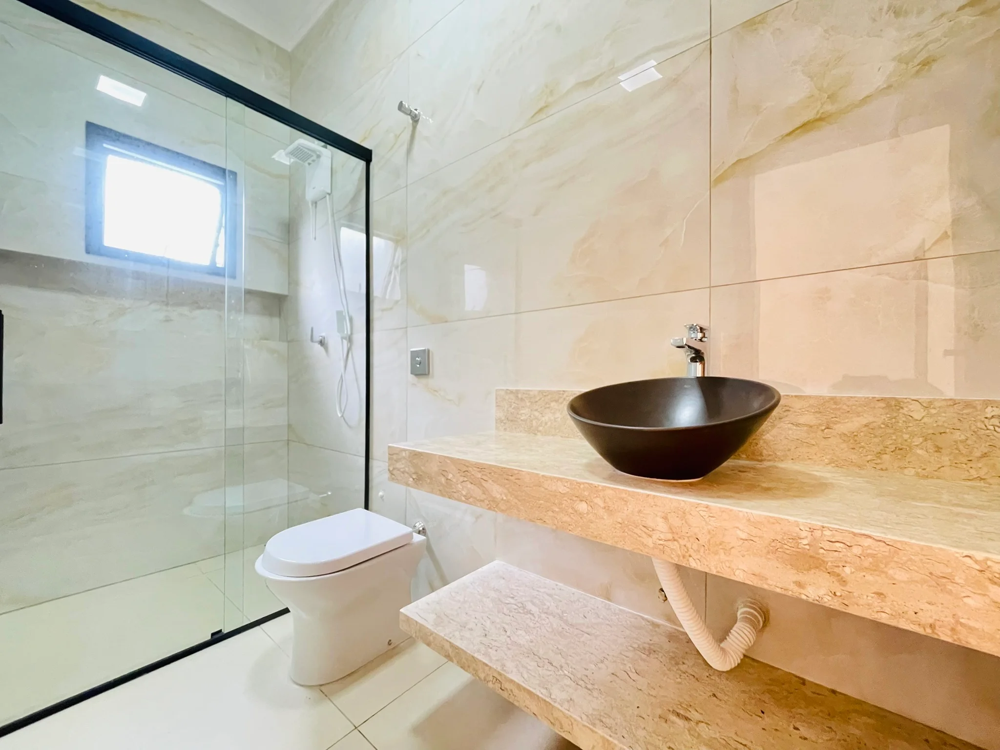 Casa à venda com 4 dormitórios no Condomínio Ouro Ville em Taubaté/SP.