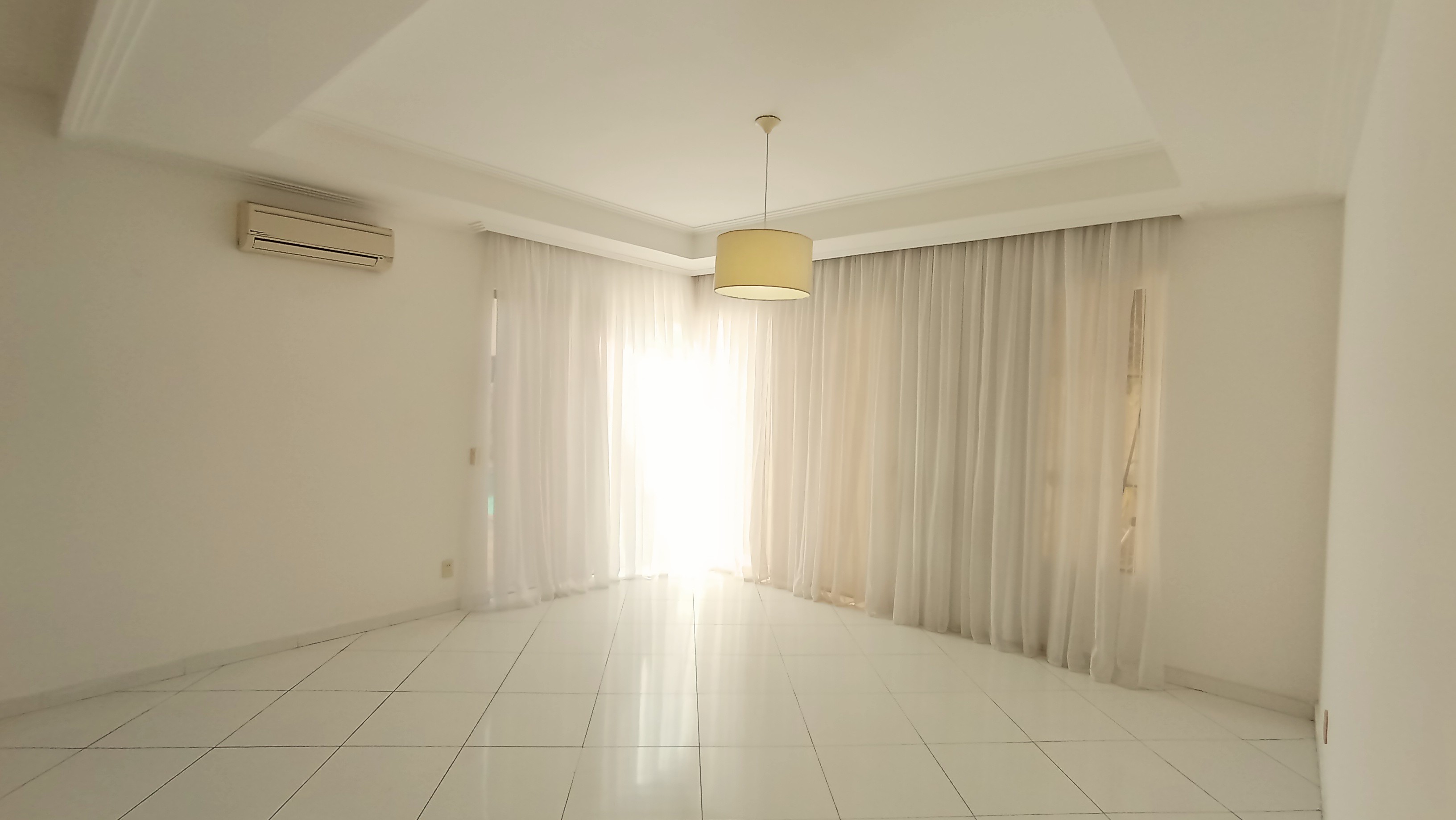 Casa à venda com 4 suítes no Condomínio Real Ville em Pindamonhangaba/SP. 