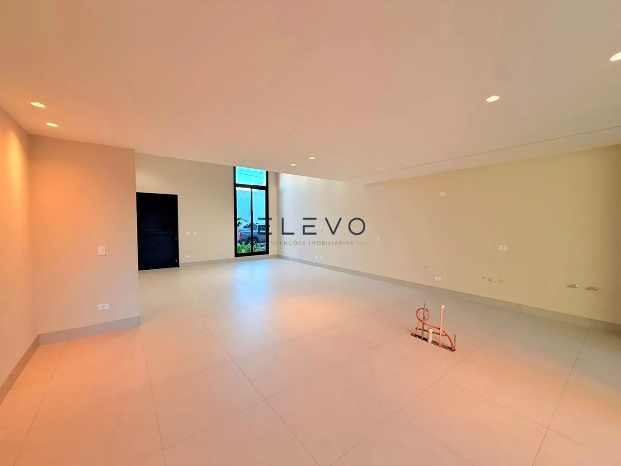 Casa Térrea à Venda no Condomínio Ouro Verde | 3 Suítes, Piscina e 237 m² em Sarandi-PR
