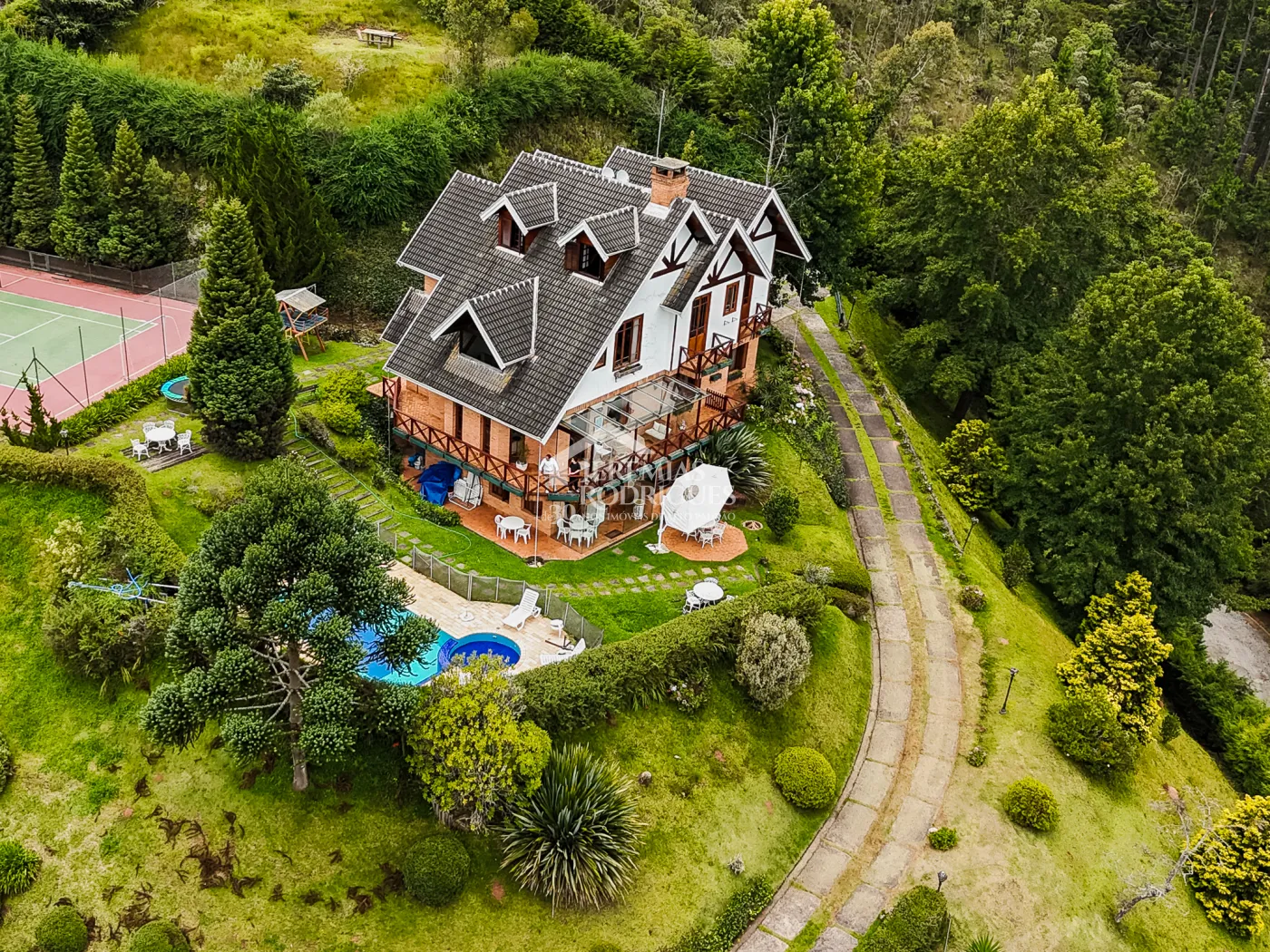 Casa à venda com 5 dormitórios no Condomínio Residencial Gran Ville em Campos do Jordão/SP.