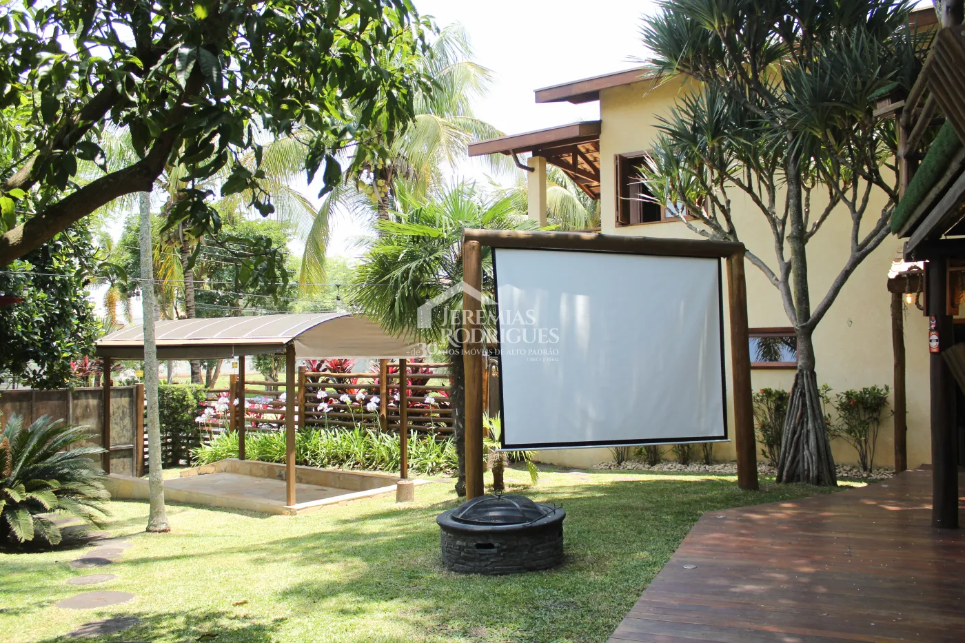 Casa para venda e locação com 5 dormitórios no Condomínio Taubaté Village em Taubaté/SP.
