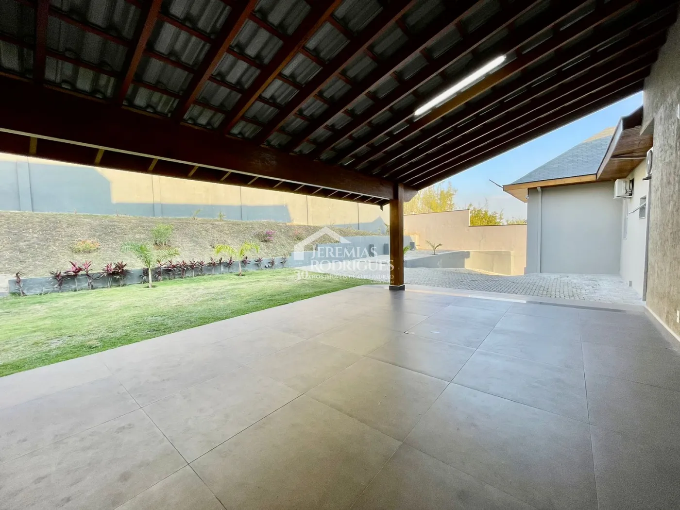 Casa à venda com 3 dormitórios no Condomínio Village da Serra em Tremembé/SP.