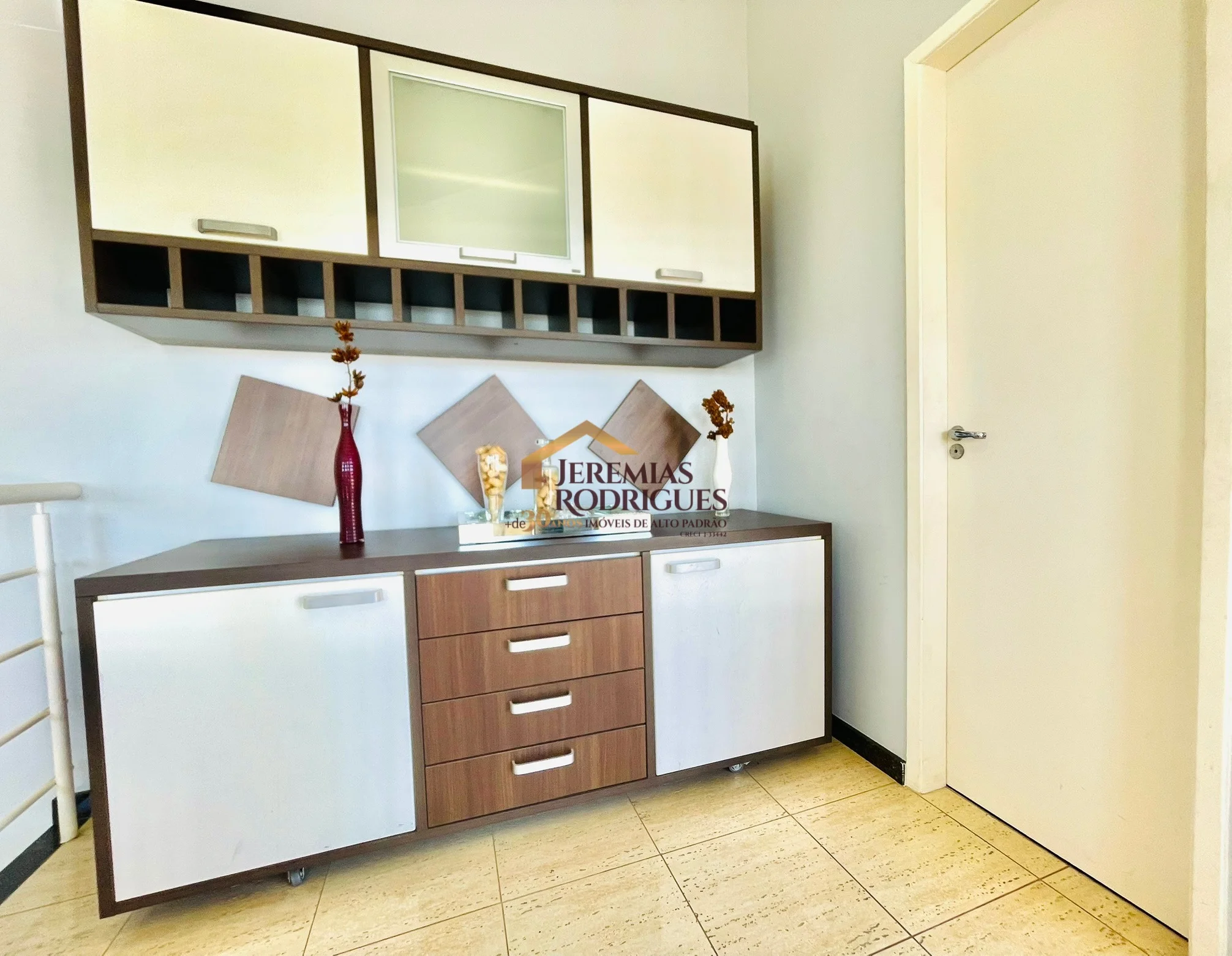 Cobertura Duplex semimobiliada para locação no Edifício Village Towers em Taubaté/SP.