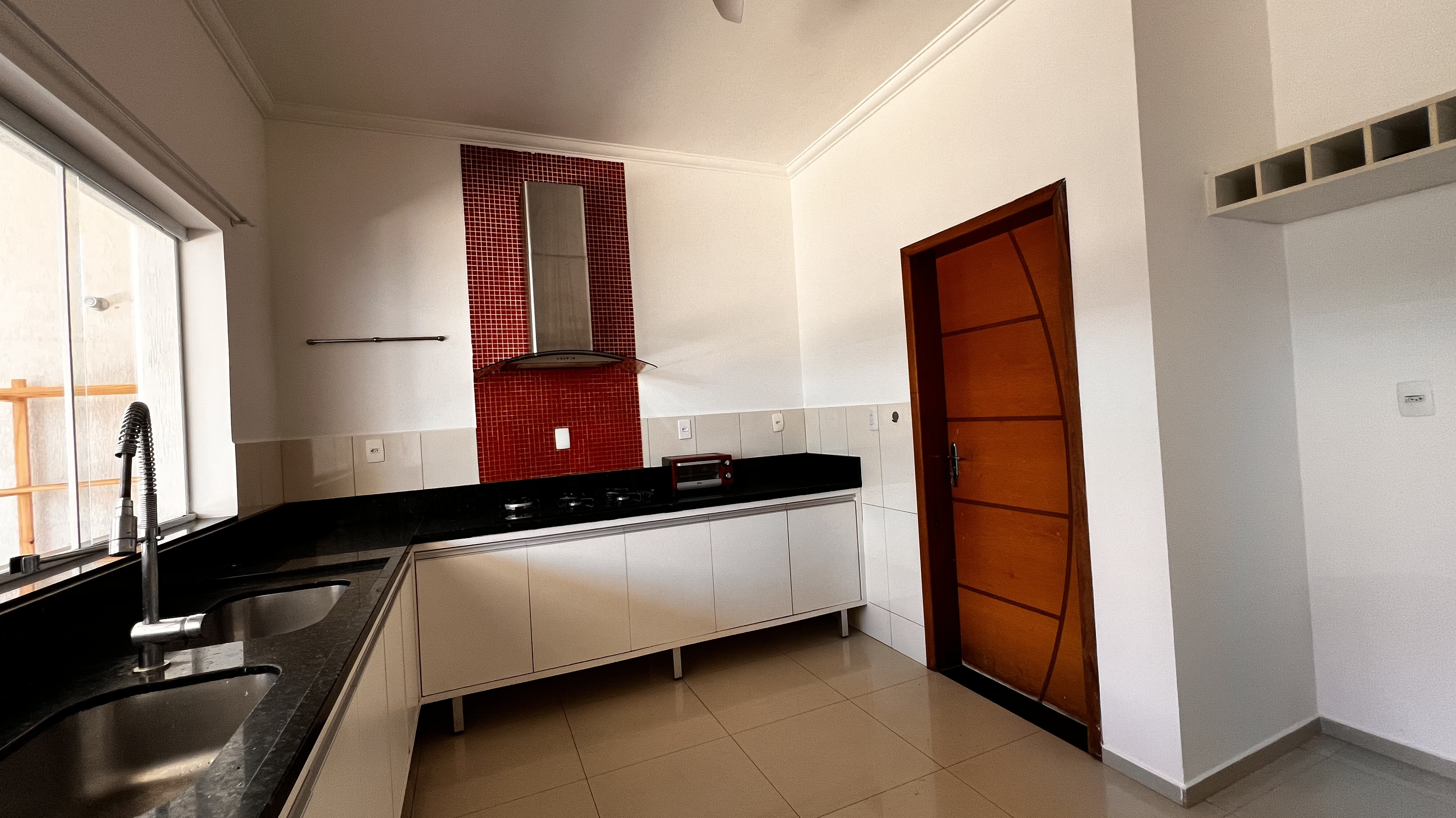 Casa à venda com 4 suítes no Condomínio Campos do Conde II em Tremembé/SP.