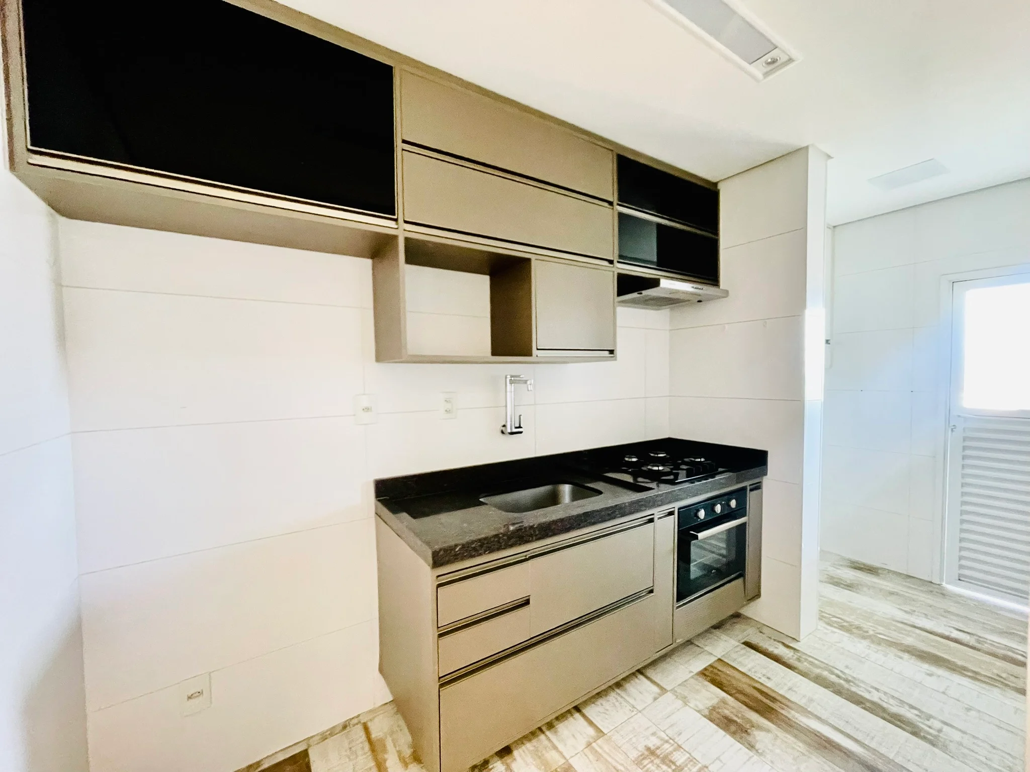 Cobertura duplex com 3 dormitórios no Condomínio Monte Castelo em  Taubaté/SP. 