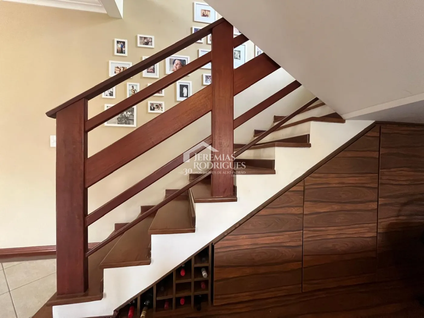 Casa à venda com 4 suítes no Condomínio Taubaté Village em Taubaté/SP.