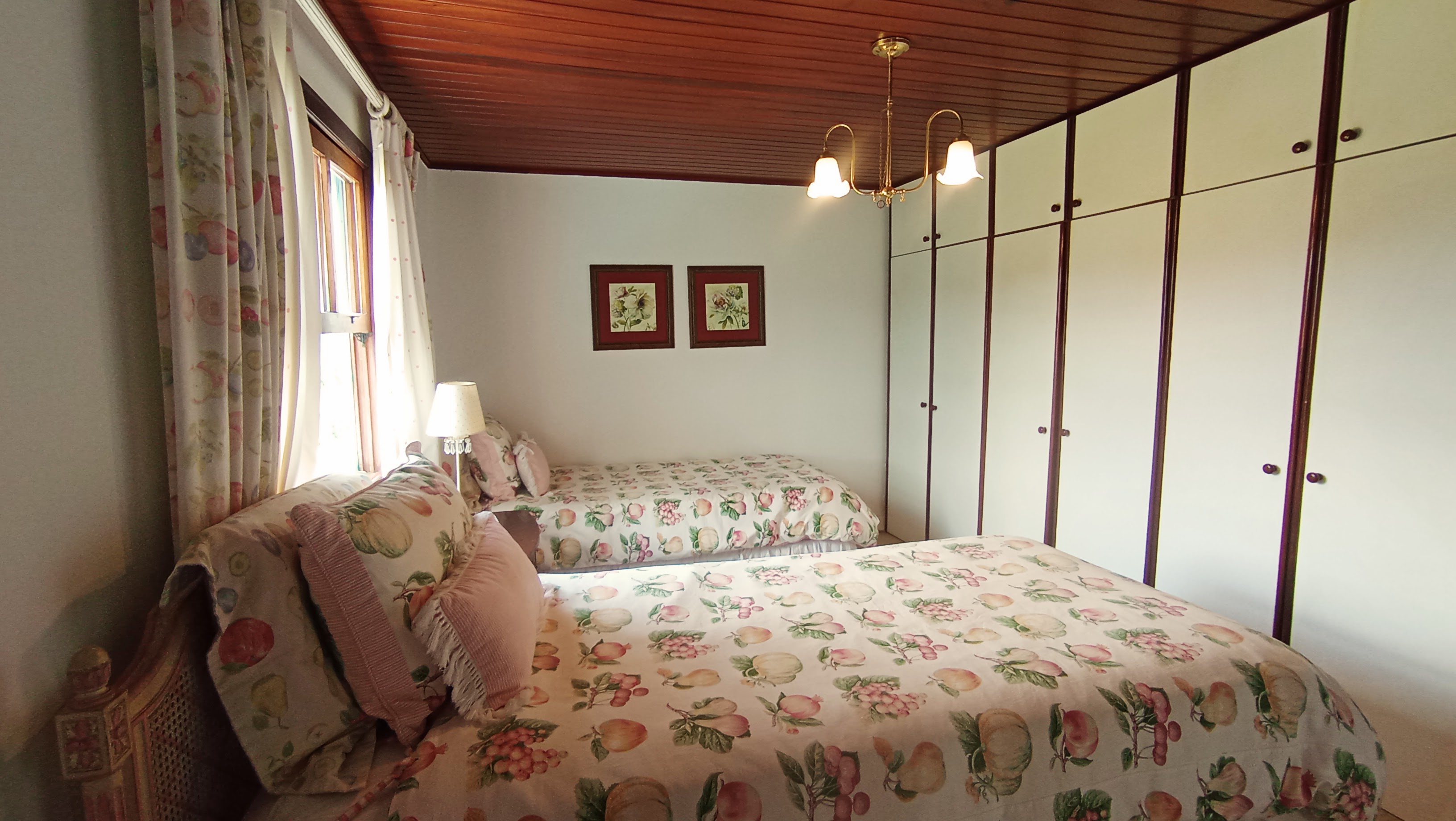 Casa à venda com 5 dormitórios no Capivari em Campos do Jordão/SP.