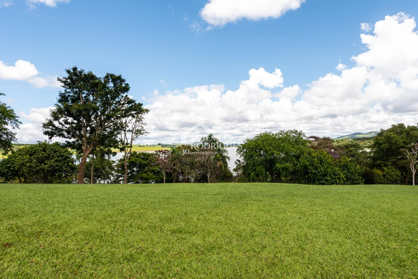 Sitio com 9 suítes, 2.600 m² - Piracaia/SP.