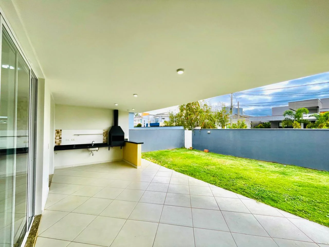 Casa para locação e venda no Condomínio Real Ville em Pindamonhangaba/SP.