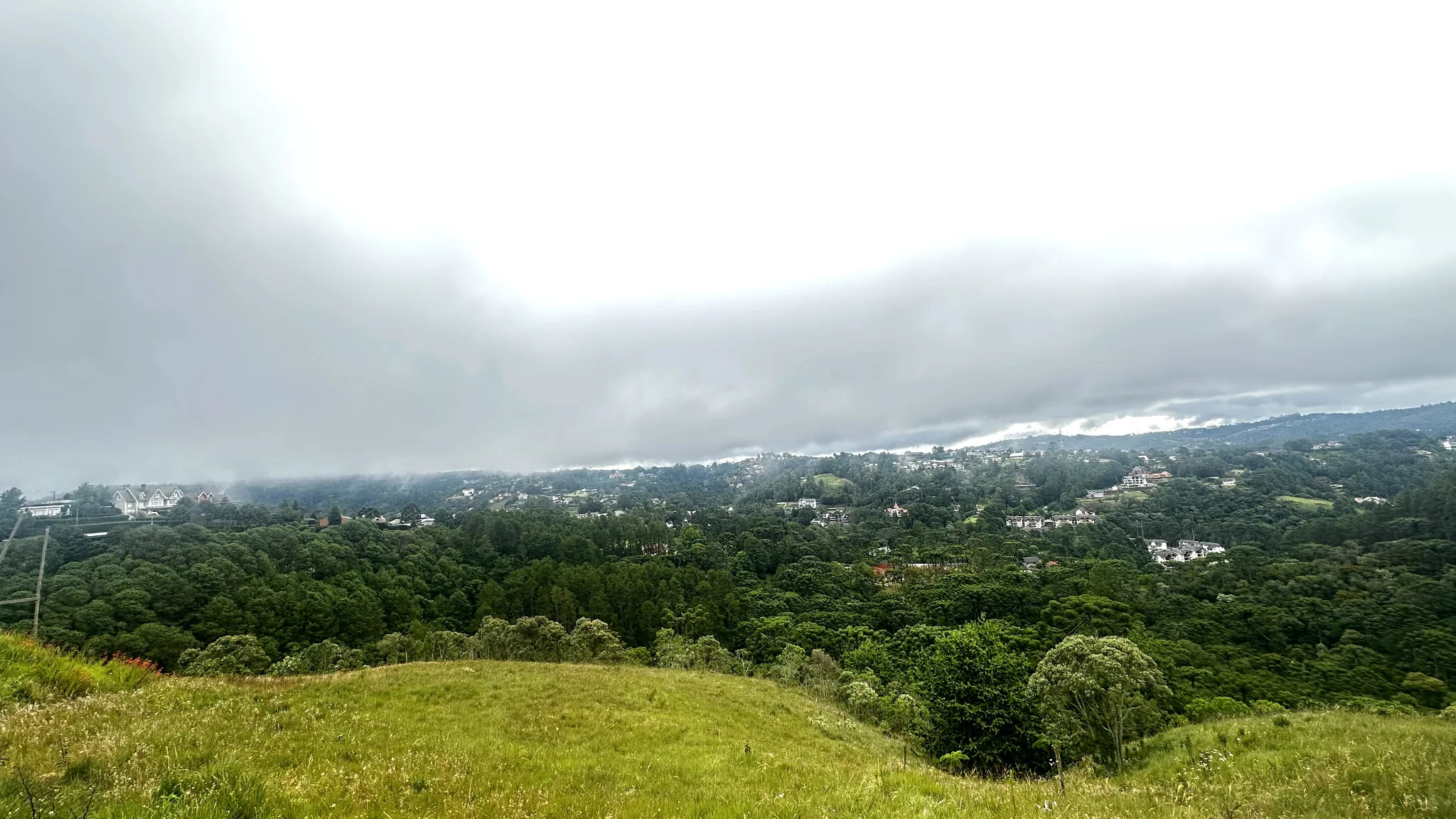 Terreno à venda com 2.650 m² no Condomínio Reserva Figueiredo em Campos do Jordão/SP. 