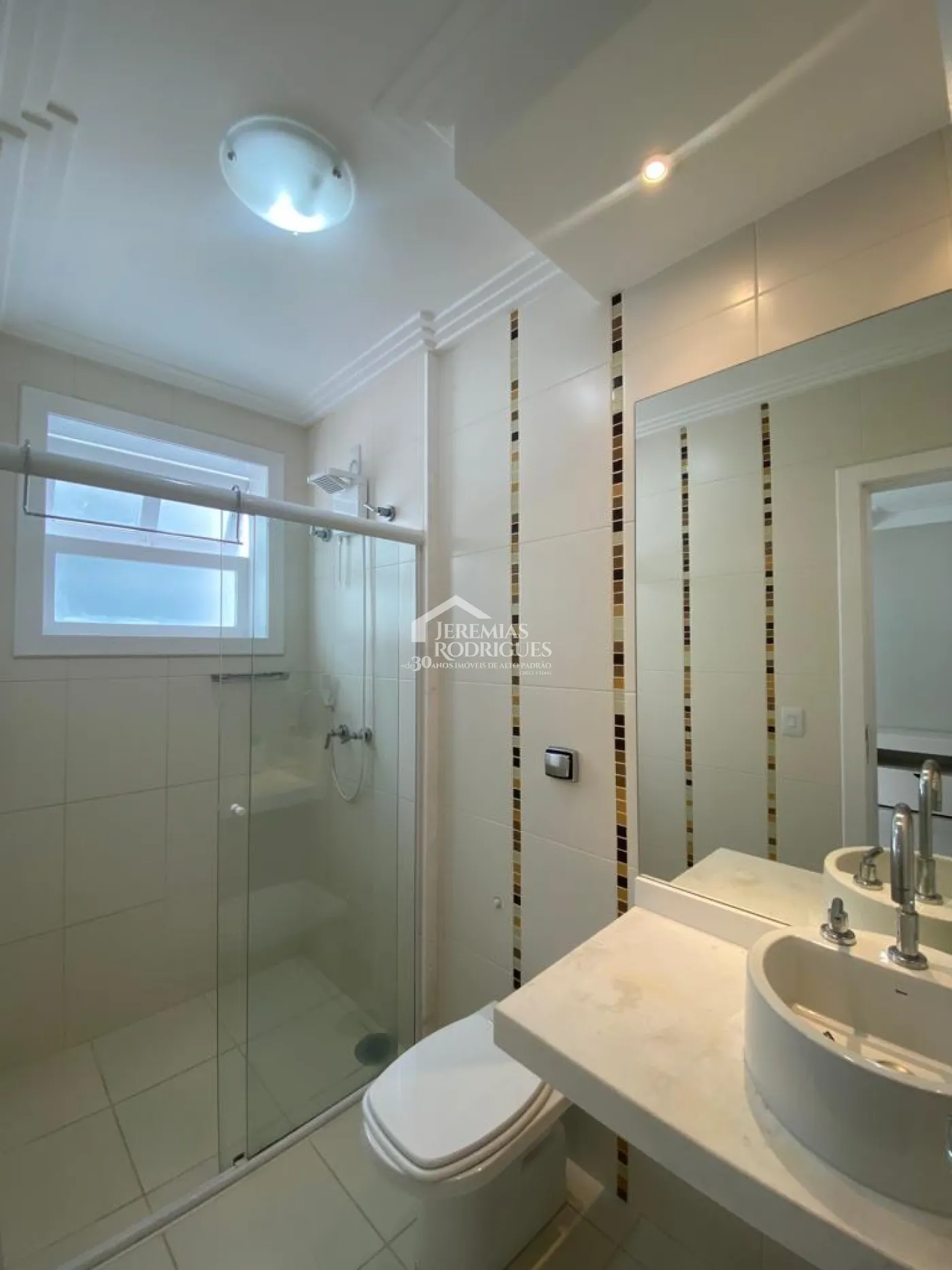 Casa à venda com 4 suítes no Condomínio Taubaté Village em Taubaté/SP. 