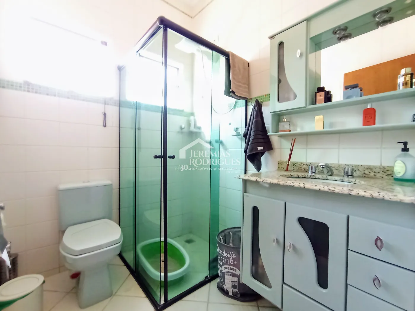 Casa assobradada à venda com 3 suítes no Condomínio Fortaleza em Taubaté/SP.