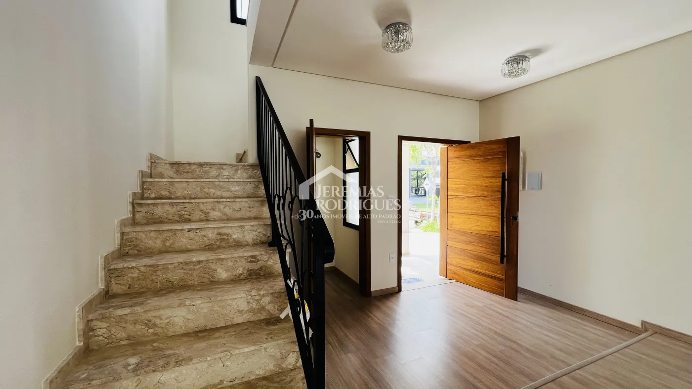 Casa assobradada à venda com 3 suítes no Condomínio e Ouro Ville em Taubaté/SP.