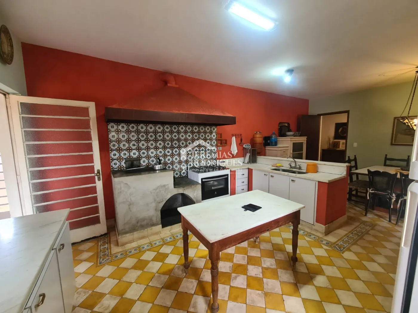 Casa à venda com 4 suítes no bairro Descansópolis em Campos do Jordão/SP.