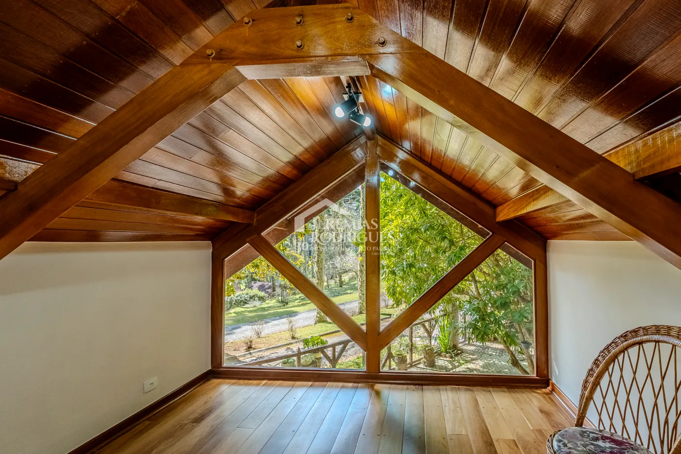 Casa à venda com 3 suítes no Condomínio Reserva Figueiredo em Campos do Jordão/SP.