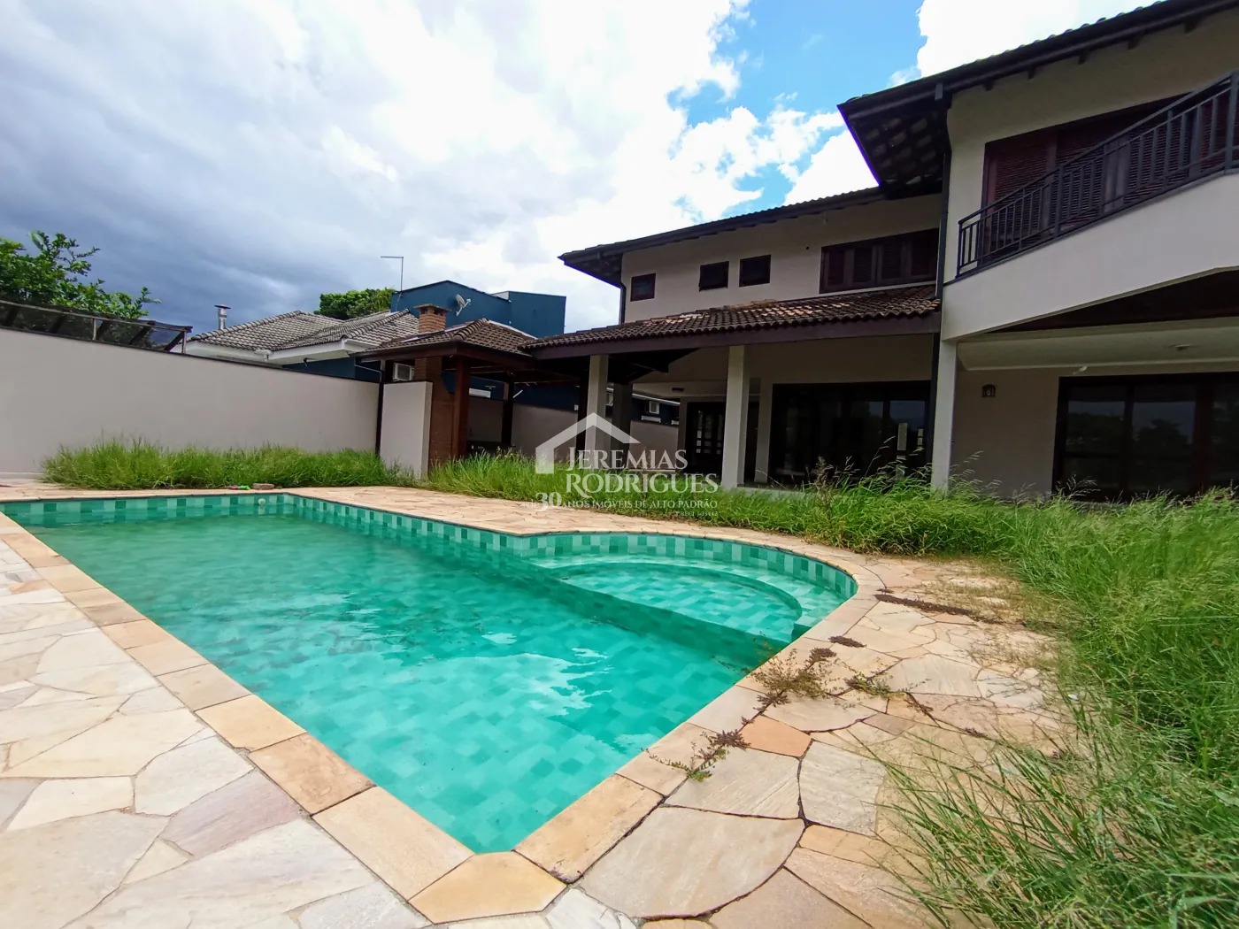 Casa à venda e locação com 4 suítes no Condomínio Colonial Village I em Pindamonhangaba/SP.