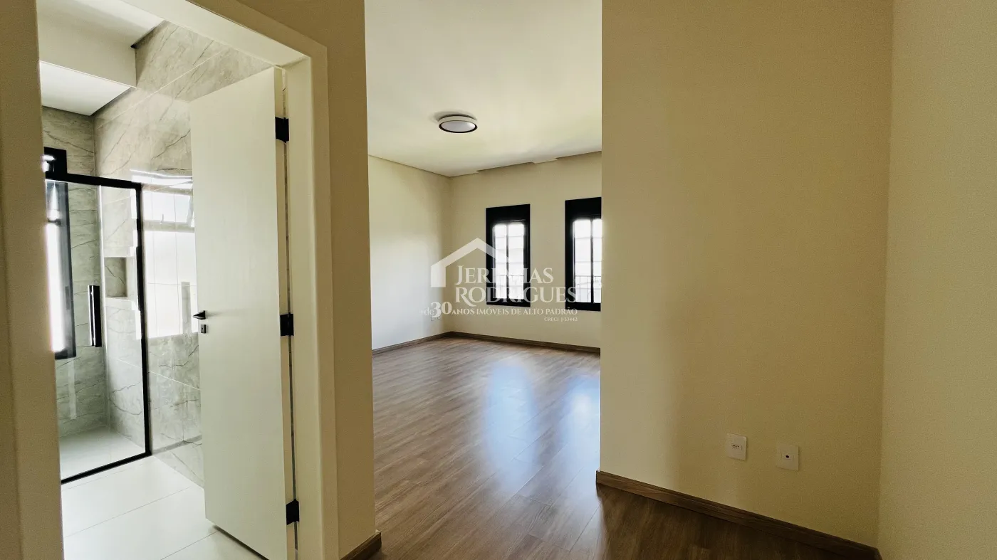 Casa assobradada à venda com 3 suítes no Condomínio e Ouro Ville em Taubaté/SP.