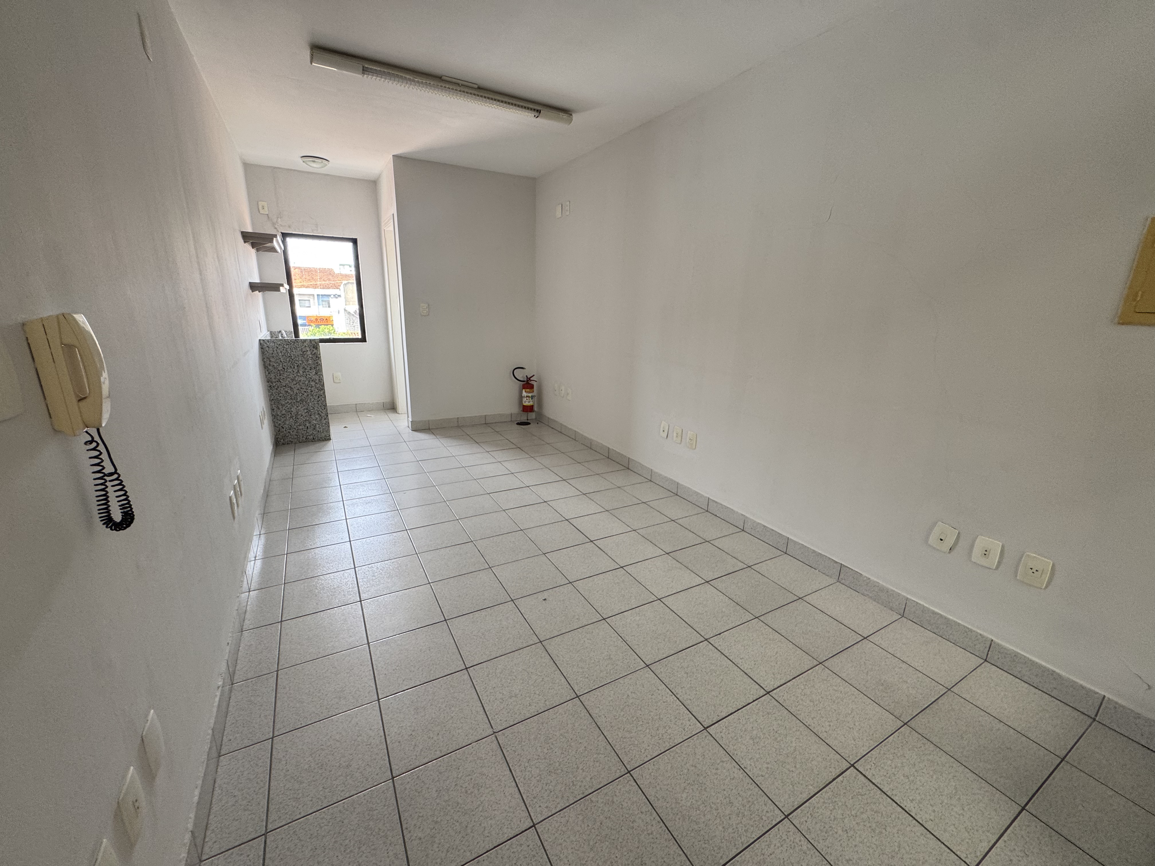 Prédio comercial para venda e locação no Centro em Pindamonhangaba/SP. 