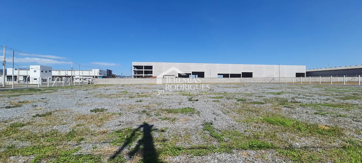 Terreno comercial para venda e locação com 3.657 m² no bairro Feital em Pindamonhangaba/SP