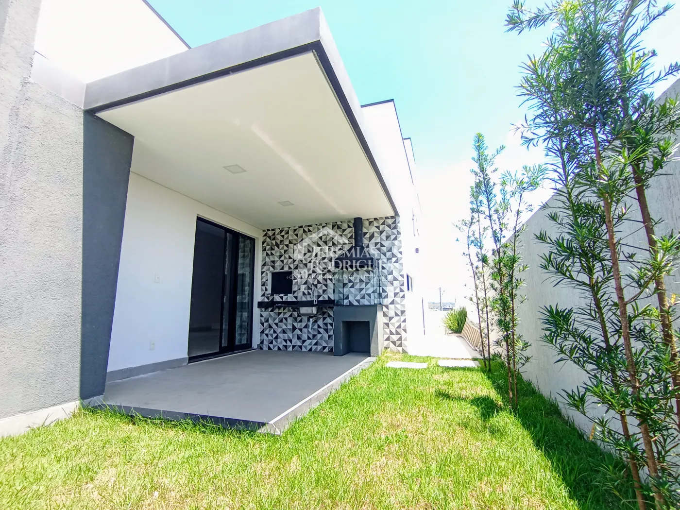 Casa assobradada à venda com 3 suítes no Condomínio Cyrela Landscape em Taubaté/SP.